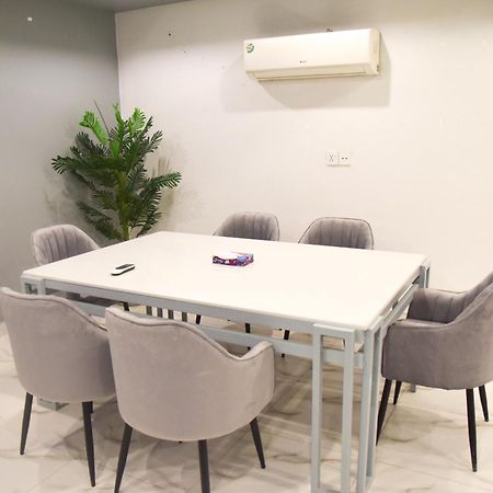 Luxe Suites Bahria Town Lahore Luaran gambar