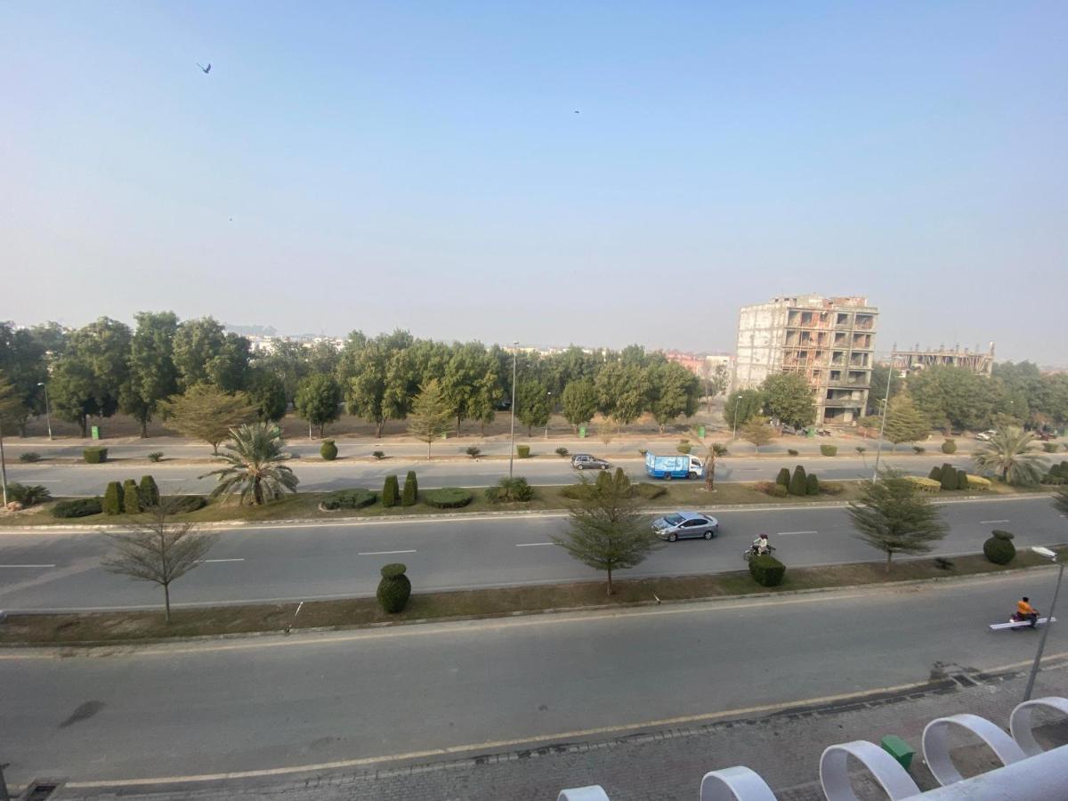 Luxe Suites Bahria Town Lahore Luaran gambar